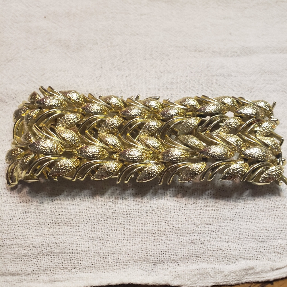 Vintage Elegant Gold-Tone Coro Pegasus Bracelet